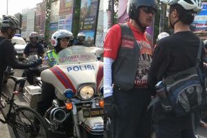 Ada yang menarik dari foto aksi pesepeda cegat rombongan moge