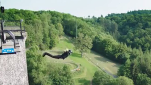 VIDEO: Eksperimen ekstrim bungee jumping, tanpa tali!