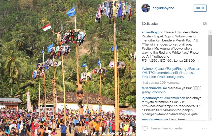 Jepretan Ibu Ani tentang lomba panjat pinang tuai pujian netizen Jepretan Ibu Ani tentang lomba panjat pinang tuai pujian netizen