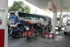 Di Solo, aksi pengendara moge juga membuat warga kesulitan isi BBM