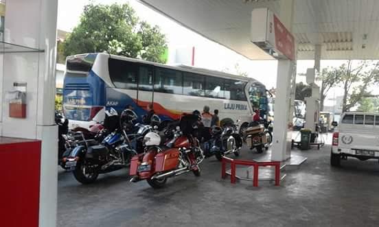 Di Solo, aksi pengendara moge juga membuat warga kesulitan isi BBM