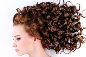 Hai pemilik rambut keriting, kamu merasakan 10 hal ini?