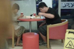 Potret pria traktir makan nenek gelandangan tuai pujian dari netizen