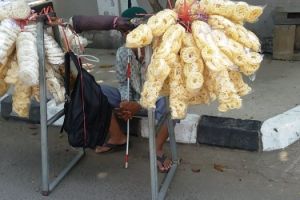 Kisah penjual kerupuk tunanetra, keikhlasannya patut diteladani
