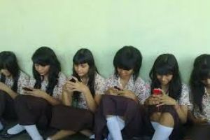 13 Foto bukti tentang matinya interaksi sosial karena HP