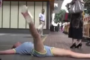 Diputusin pacar lewat SMS, wanita ini bikin rusuh di jalanan