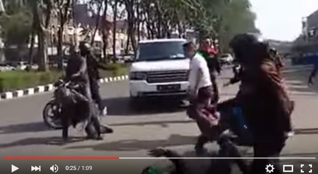 VIDEO: Paranormal Ki Kusumo dibully 10 orang di jalanan