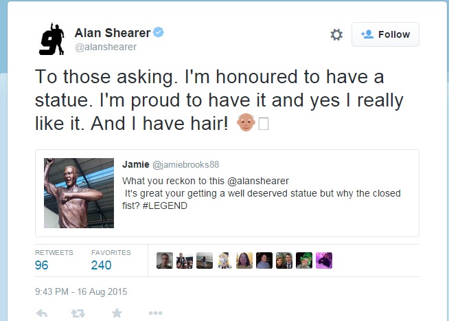 Patung legenda sepak bola Inggris ini seperti sedang ber-gangnam style