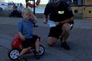 Mengendarai motor plastik di pelabuhan, bocah ini ditilang polisi