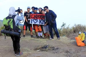 Ironis! Bangga berfoto dengan Merah Putih yang dicorat-coret