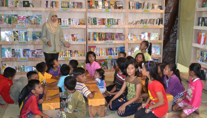 Tingkatkan minat baca anak desa dengan Omah Baca Karung Goni