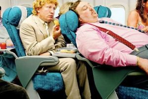 13 Kelakuan penumpang pesawat yang bakal bikin risih