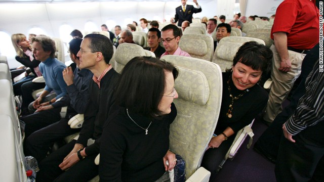 13 Kelakuan penumpang pesawat yang bakal bikin risih