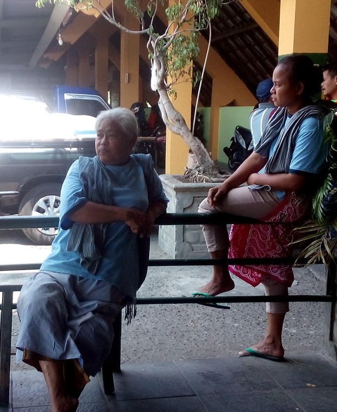 Mbah Rubiyem, 40 tahun bekerja sebagai buruh gendong di Beringharjo Mbah Rubiyem, 40 tahun bekerja sebagai buruh gendong di Beringharjo