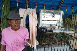 Mbah Narto tukang cukur pinggir jalan yang punya pelanggan anggota DPR