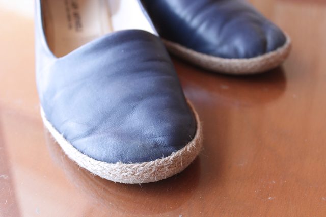 Tips merawat sepatu ini wajib kamu pahami, beda bahan beda cara lho!