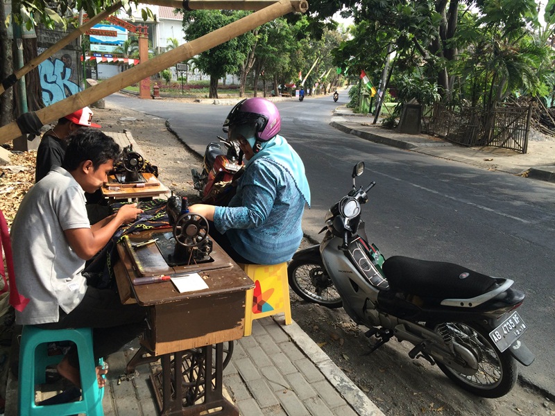 Penjahit pinggir jalan kekinian, layani pelanggan pakai smartphone