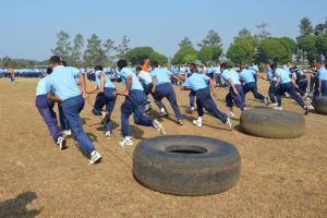 Lomba Agustusan yang tak ada duanya: Tarik roda pesawat Hercules!