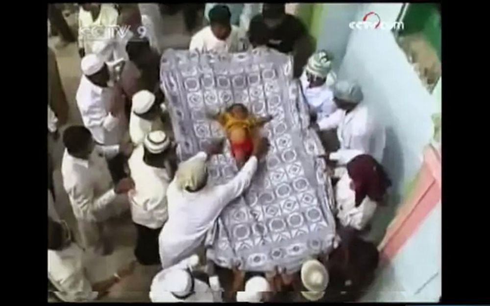 20 Ritual aneh yang hanya dilakukan orang India