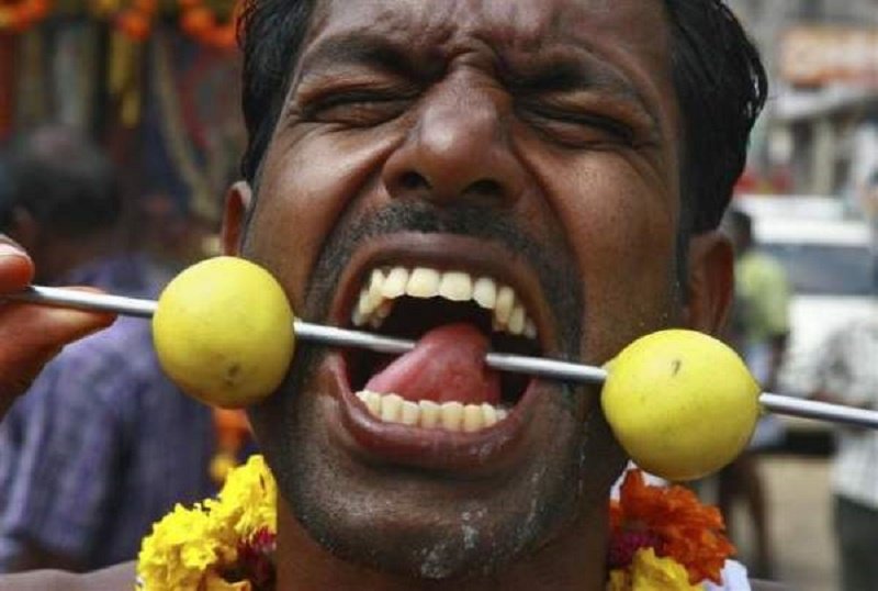 20 Ritual aneh yang hanya dilakukan orang India