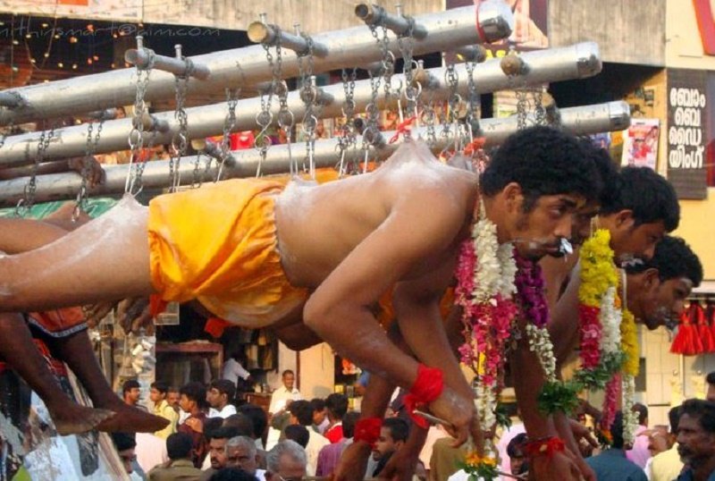 20 Ritual aneh yang hanya dilakukan orang India