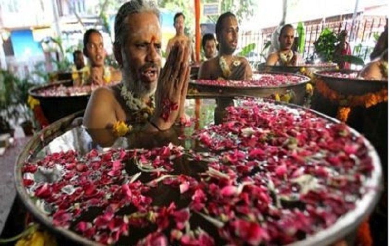 20 Ritual aneh yang hanya dilakukan orang India