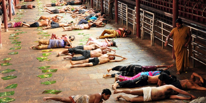 20 Ritual aneh yang hanya dilakukan orang India