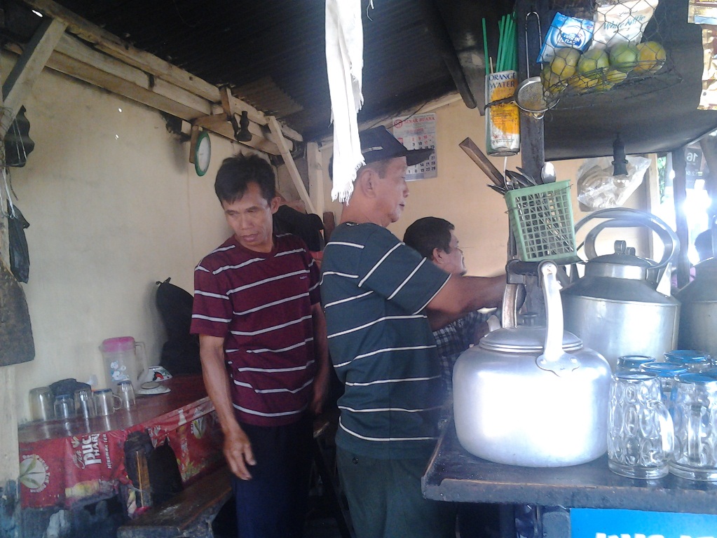 15 Tahun sudah angkringan ini melayani penumpang kereta, legend!