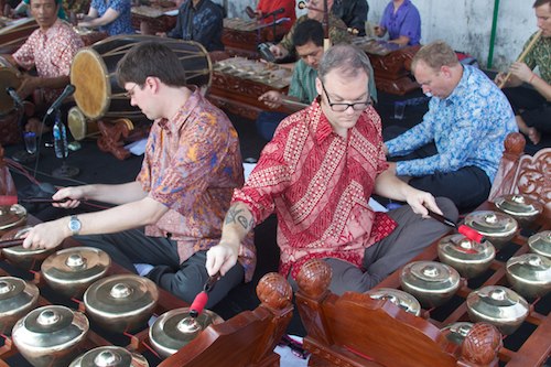 Pakai nama & gamelan Jawa, grup musik ini ada di AS & pemainnya bule