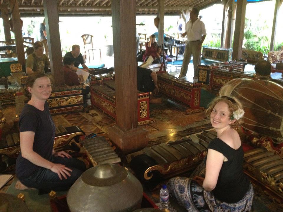 Pakai nama & gamelan Jawa, grup musik ini ada di AS & pemainnya bule Pakai nama & gamelan Jawa, grup musik ini ada di AS & pemainnya bule