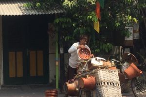 Dari jam 5 pagi nenek ini kayuh ontel jualan tungku keliling Jogja