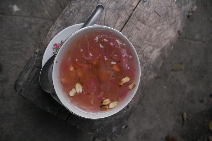 Cerita Mbok Payem, 83 tahun masih semangat jualan wedang ronde, salut! Cerita Mbok Payem, 83 tahun masih semangat jualan wedang ronde, salut!