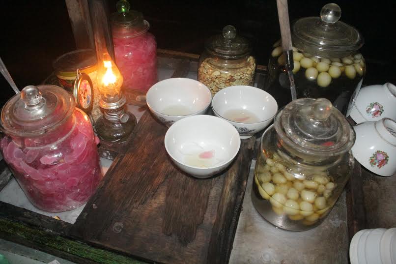 Cerita Mbok Payem, 83 tahun masih semangat jualan wedang ronde, salut! Cerita Mbok Payem, 83 tahun masih semangat jualan wedang ronde, salut!