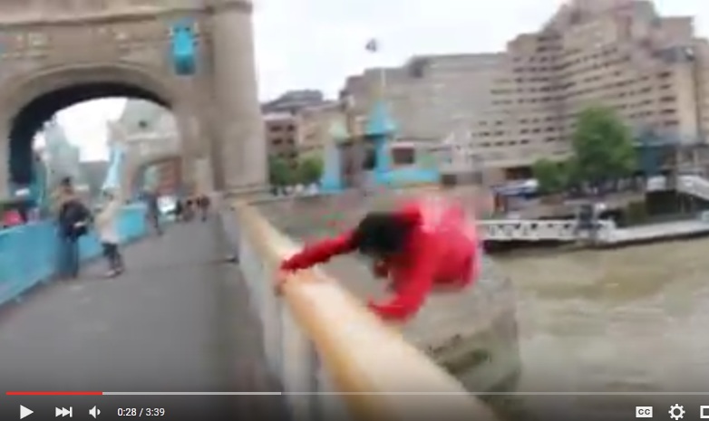 Buktikan tak takut ketinggian, pria loncat dari ketinggian 44 m, ngeri