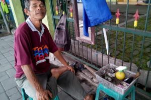 Perjuangan Udin, demi keluarga rela jadi tukang cukur jalanan 14 tahun