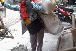 Mbah Wiji kuat menggendong 1 karung rongsok demi 1 kg beras