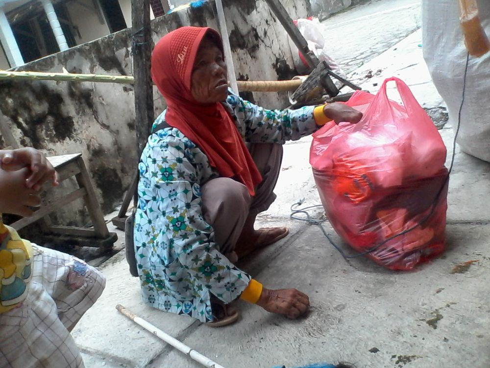 Mbah Wiji kuat menggendong 1 karung rongsok demi 1 kg beras Mbah Wiji kuat menggendong 1 karung rongsok demi 1 kg beras