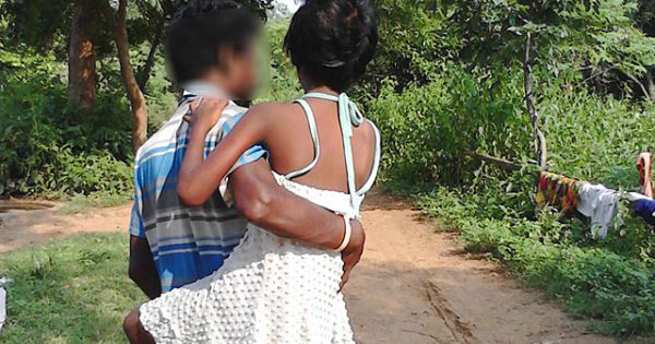 Perjuangan ayah gendong putrinya dan berjalan jauh untuk berobat