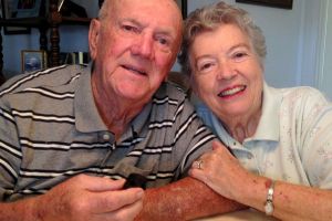 60 Tahun pasangan ini simpan kue pernikahan, lalu dimakan setiap tahun