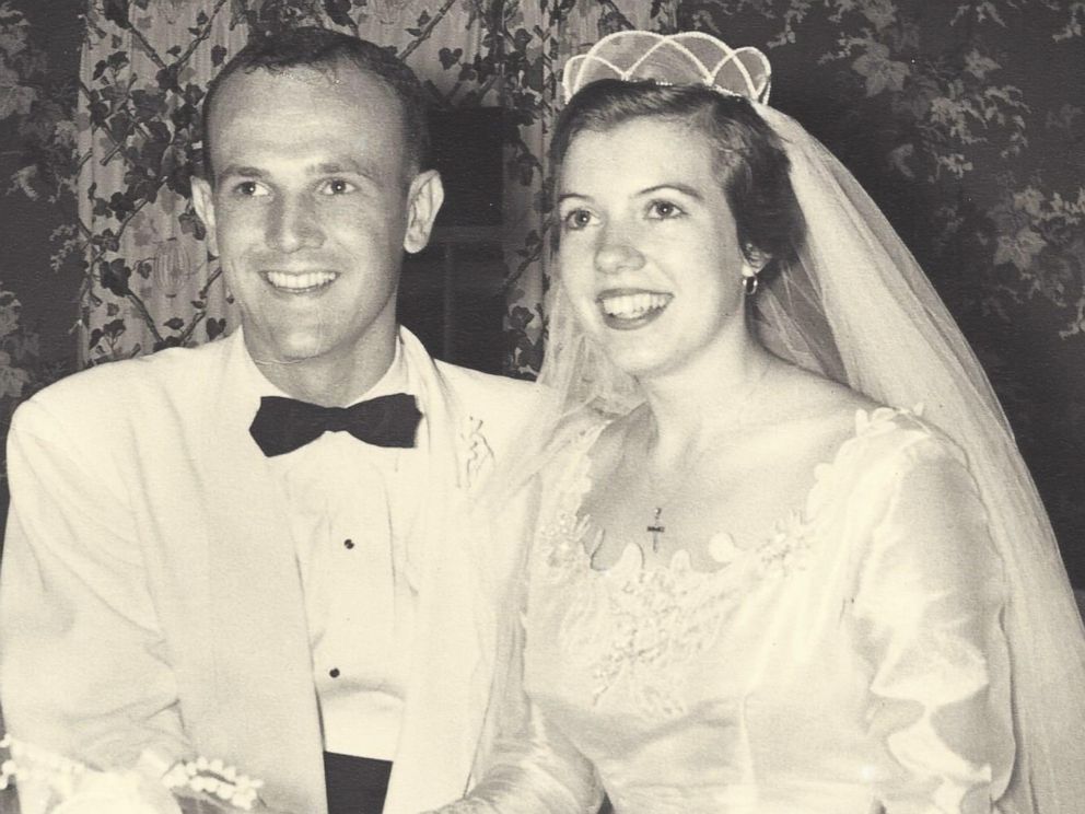60 Tahun pasangan ini simpan kue pernikahan, lalu dimakan setiap tahun