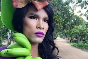 Kreatif, model ini manfaatkan buah-buahan sebagai aksesori