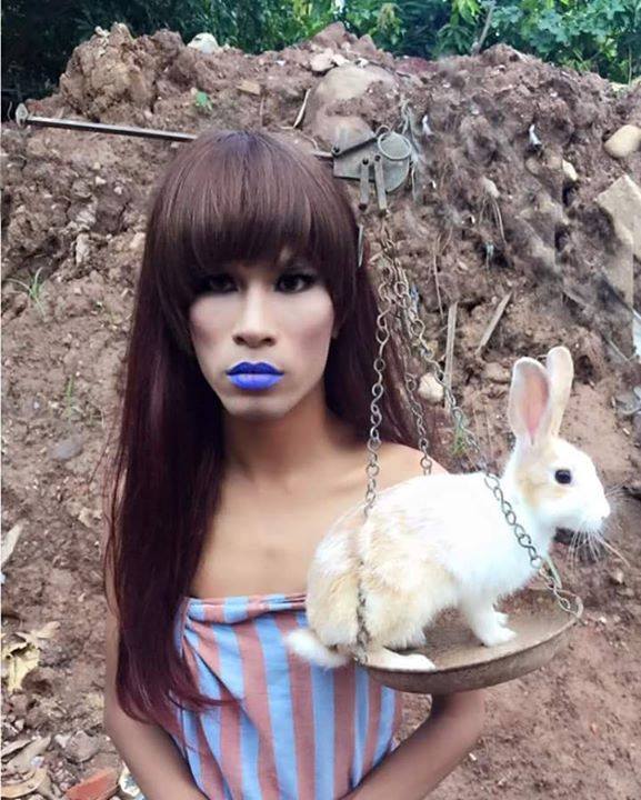 Kreatif, model ini manfaatkan buah-buahan sebagai aksesori