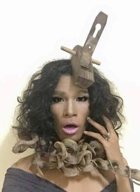 Kreatif, model ini manfaatkan buah-buahan sebagai aksesori