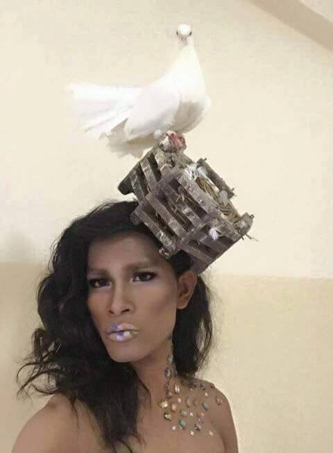 Kreatif, model ini manfaatkan buah-buahan sebagai aksesori