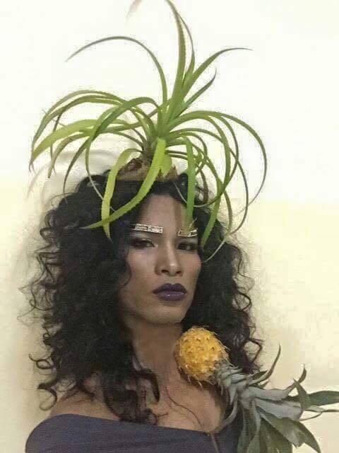 Kreatif, model ini manfaatkan buah-buahan sebagai aksesori