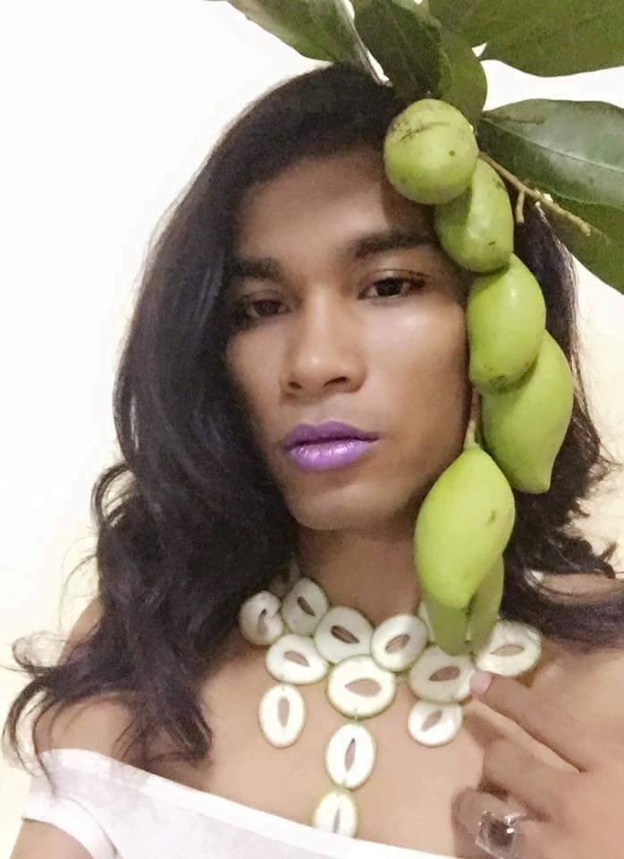 Kreatif, model ini manfaatkan buah-buahan sebagai aksesori