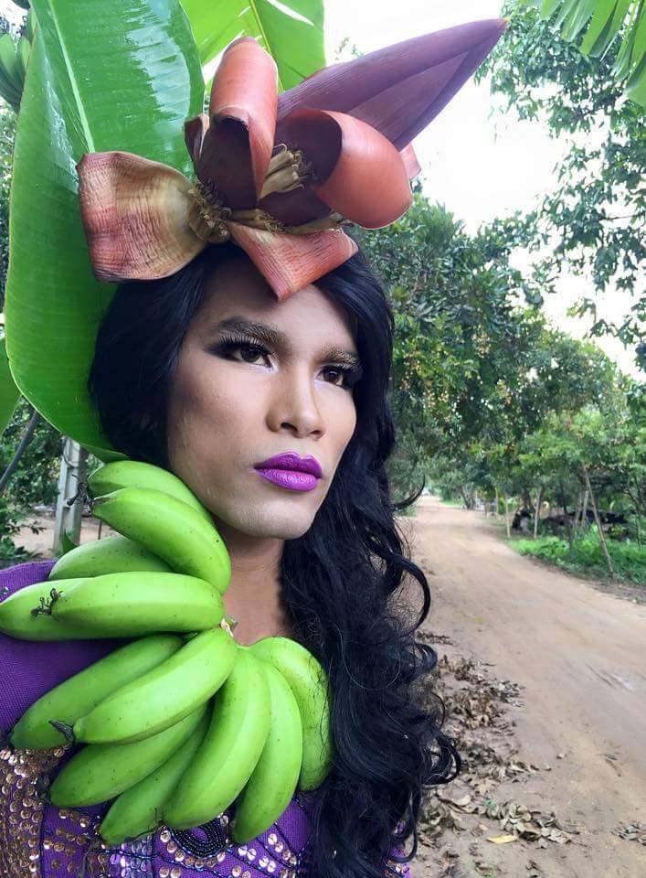 Kreatif, model ini manfaatkan buah-buahan sebagai aksesori