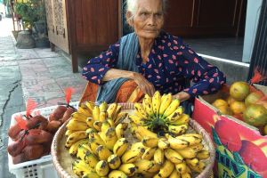 Kisah Mbah Karto, jualan buah untuk biayai hidupnya yang sebatang kara
