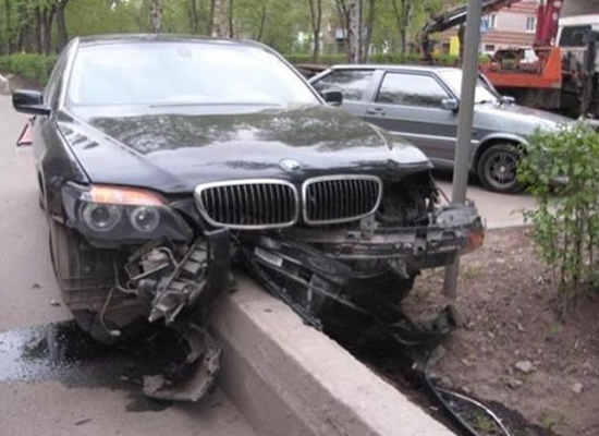 21 Foto-foto gagal parkir yang malah bikin senyum-senyum sendiri