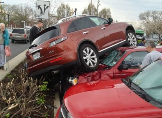 21 Foto-foto gagal parkir yang malah bikin senyum-senyum sendiri